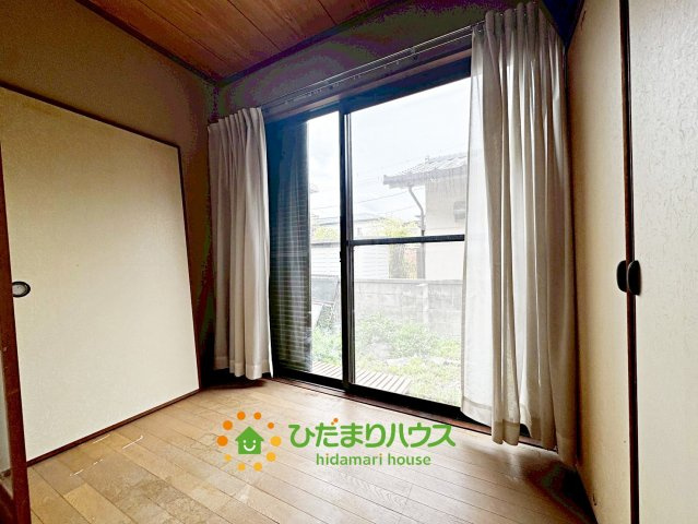 和室の横についております。