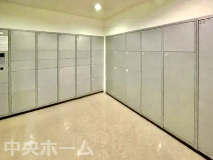 【宅配ボックス】在宅時・不在時に関わらず、居住者の代わりに非対面で宅配物を受け取ってくれる便利な設備です。わかりやすくご説明致しますので見学時にはお部屋だけではなく共用部分もぜひチェックしてください。
