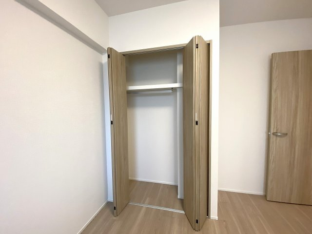 洋室に備え付けられた便利な収納スペースです。奥行きがあり、衣類はもちろん日用品のストックや季節物のアイテムもすっきりと整理できます。お部屋の有効スペースを広々と活用できる嬉しい設備です。