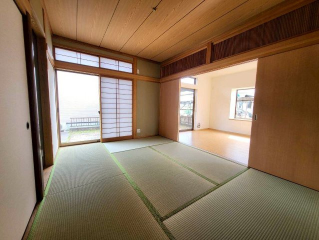 LDKと隣接した和室は、襖を開放することで一体感のある広々空間として利用可能。お子様を遊ばせながら家事をしたり、家族がくつろぐセカンドリビングとしても活躍。庭への出入りもしやすくなっております。