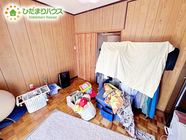 窓からそそがれる暖かみのある明るい空間。広々としたプライベート空間で自分の時間を楽しめます。フローリング仕様で普段のお掃除も楽々です。