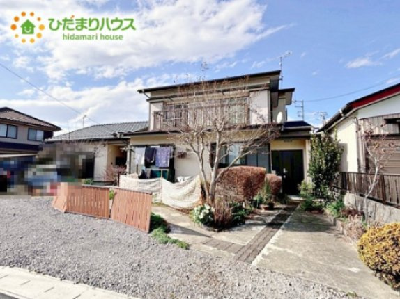 明るい光が差し込む開放感あふれる住まいです。