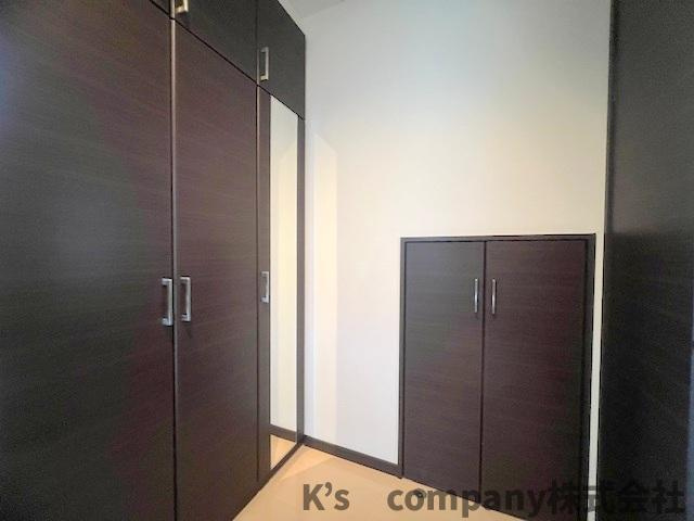 玄関にはお出かけ前の身だしなみチェックができるミラー付きシューズインクローゼットと階段下収納があります◇