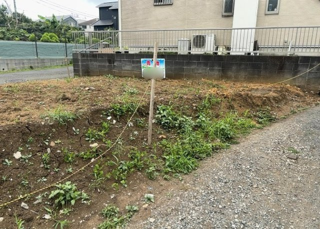 土地の形が極端に長細かったり、狭小地、あるいは道路との高低差がある傾斜地だった場合、後々売ろうとしても買い手がつかない場合もあります。後々、売却することになった時に価値の下がらない土地を選びましょう。