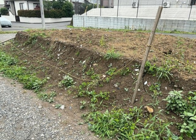 土地の面積＝住宅面積ではありません。建ぺい率の問題などで、土地のある場所によって住宅を建てられる面積は限られています。高さもしかり、「土地」という言葉の中には、建築条件も含まれると考えておきましょう。