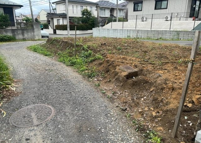 家を建てる場合、方位は要チェックです。現実的に日当たりのよい家ならばリビングは南側、建築基準法でも北側に当たる家への配慮は求められています。土地を見学に行く際は、方位磁針を持って行くようにしましょう。