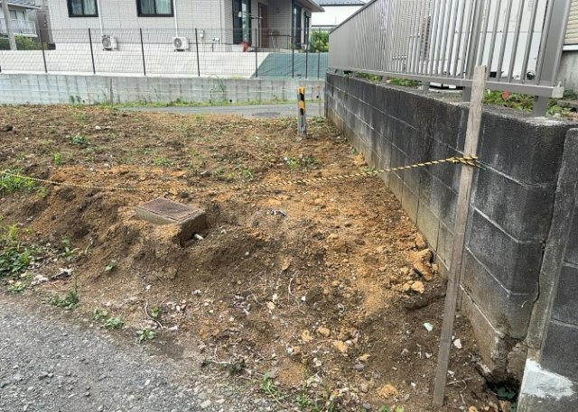 土地の前の道路に消火栓が設置されていることがあります。この場合、道路交通法第45条第1項により、駐車禁止の場所が指定されています。そのため、車庫などの駐車スペースをつくることができない場合があります。