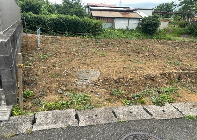 現地に行くなら、物件の周囲の地形がどうなっているかを見ることも大切です。周辺より低くなっている土地では、大雨などで水が集まりやすいため、地盤が弱くなっているということも考えられるため、注意が必要です。