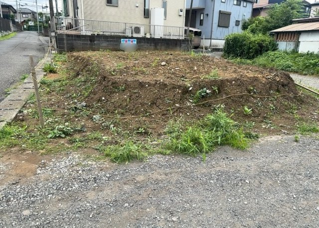 土地購入を検討されている場合、境界杭がない状態で購入してしまうと境界確定測量をする必要があり、費用がかかります。購入の前に、売主、隣土地所有者立ち合いのもと境界を確定し境界杭を設置するのがベストです。