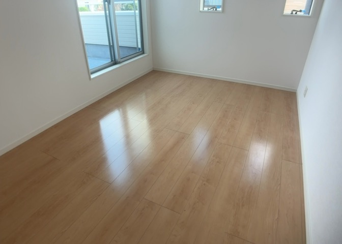 寝室でゆっくりと過ごすためにはベッド周りの適度な空間を担保することや窓の位置、照明の明るさ、寝室の広さなどを考える必要があります。自身や家族の構成とライフスタイルに併せて寝室にする部屋を選びましょう！