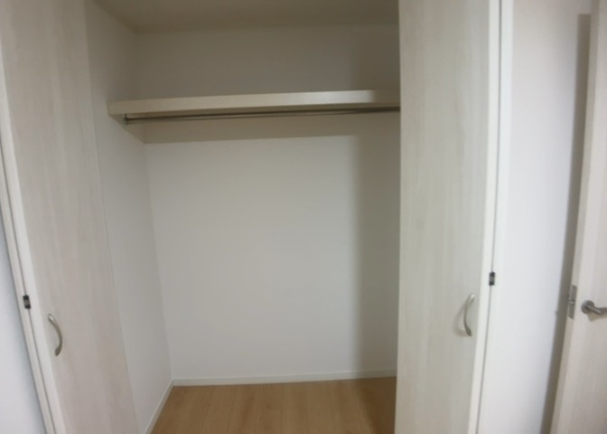 デザイン性を重視しすぎて収納が少なかった！なんてことにならないため、事前に現地で収納の数を確認しておくことをお勧めします。クローゼット以外にも床下収納や屋根裏収納、パントリーなどもチェックしましょう。