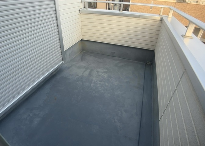 バルコニーは、室外の専用スペースのうち、「屋根がなく開放された空間」であるものを指します。ベランダより広いタイプのものが多く、日当たりもよいため家庭菜園などを楽しみたい人にとって適した環境となります。