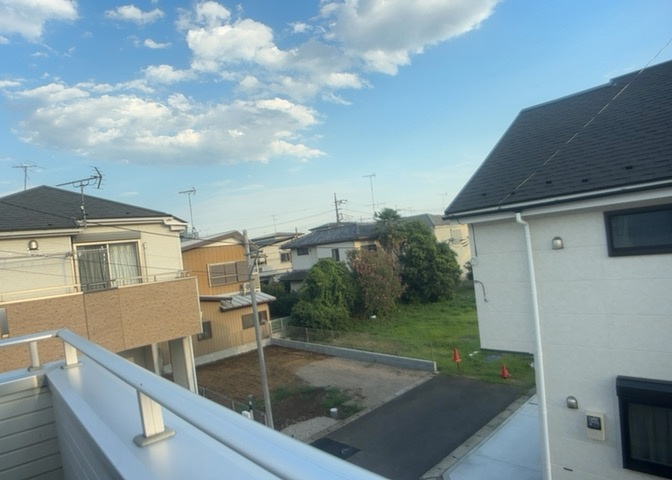 眺望を気にして物件を探す場合、前面に建物が建っていないか現地で確認しましょう！前面に建物があると景色はもちろん、日当たりや風通しにも影響が出てきます。住んだ時のことを想像しながら現地見学をしましょう。