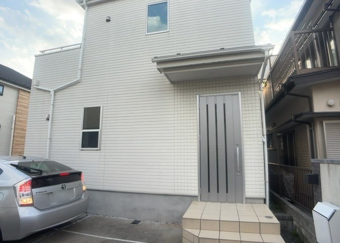 お持ちの車種によっては前面道路が広い方が便利でしょう。しかし、前面道路が広ければその分交通量が多くなるため、騒音などが気になる場合があります。実際に現地を見学し、周辺交通量や騒音などを確認しましょう！