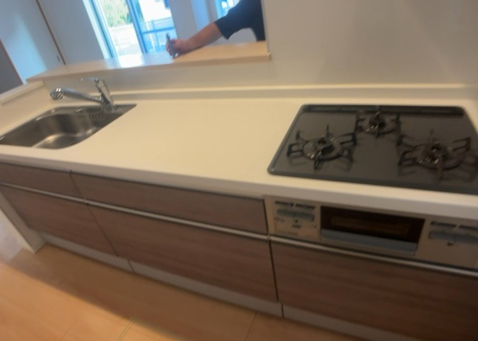 ダイニングとキッチンの間を扉や壁などで仕切らず、一体化させた間取りです。キッチンカウンターがついている物件ならば、食事をキッチンカウンターで取ることで、ダイニングスペースをリビングとして使用できます。