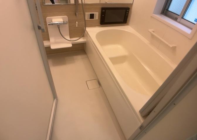 入浴時の快適さも大事なことですが、綺麗な状態を維持できなければ気持ちよく入浴できません。毎日の掃除が楽という点は大事なポイントになります！カビが生えにくく掃除がしやすい、壁や浴槽を選ぶといいでしょう。