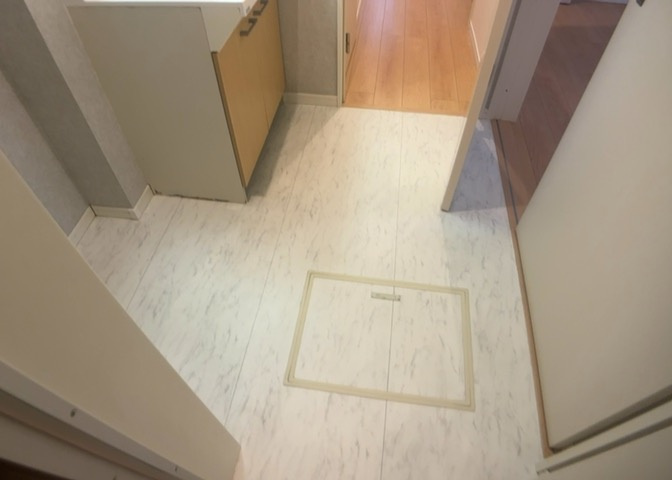 多くの戸建て住宅で見かける洗面脱衣所は、洗面台と洗濯機が2畳ほどのスペースに並べられていて、洗面所が脱衣所を兼ね備えている間取りが一般的です。お客様が利用することもある、パブリックな空間でもあります。