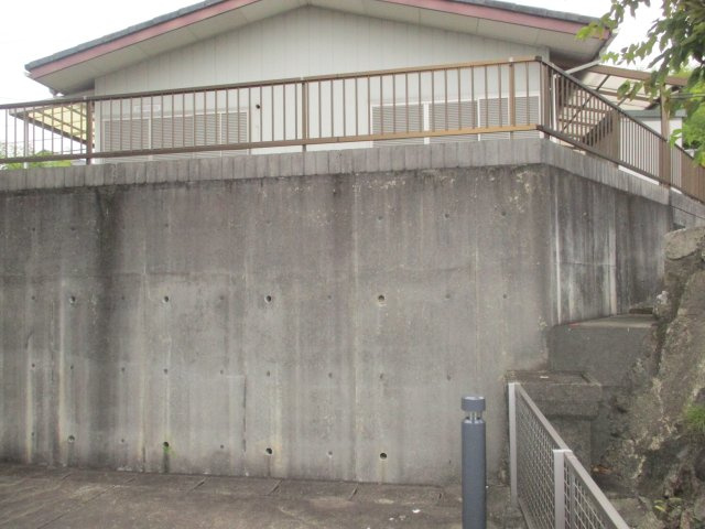東側隣地とは約2.5mの高低差があり、擁壁が設置されています
