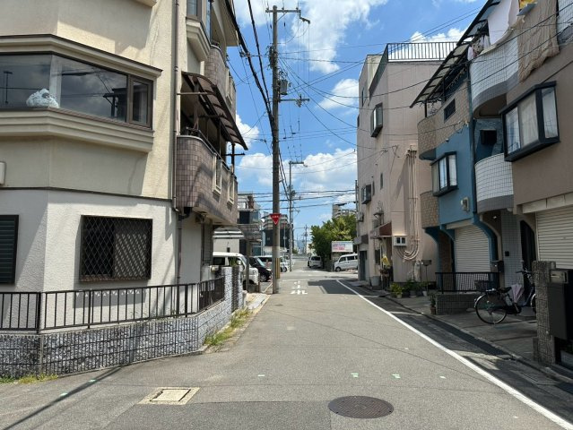 前面道路　南：約5.2ｍ、西約3.6ｍ