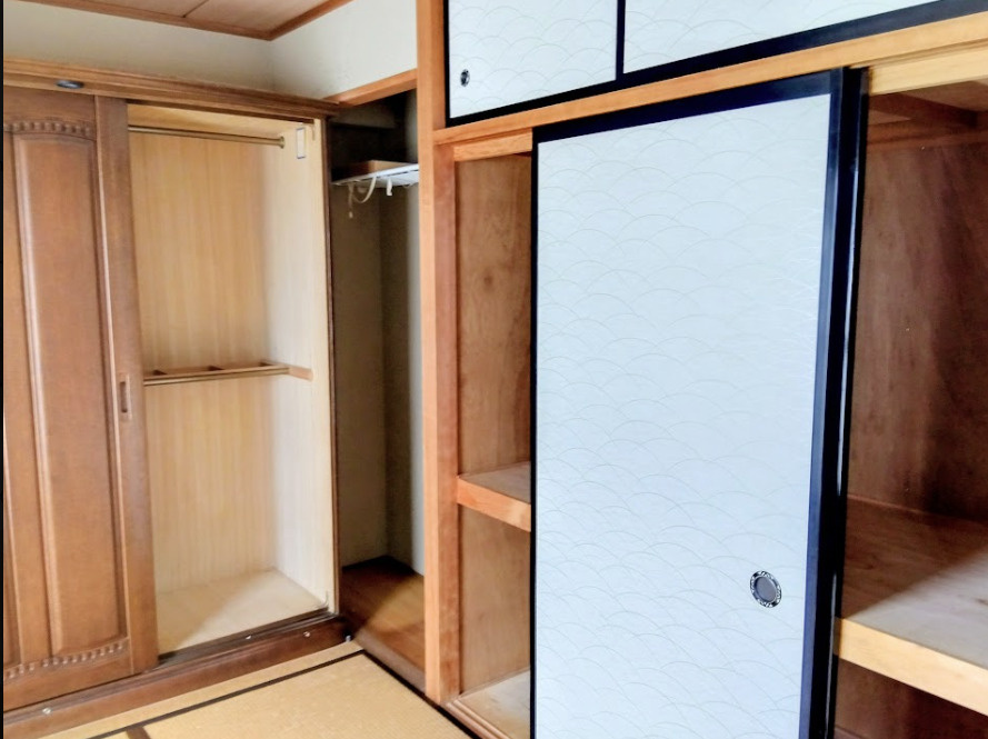 和室に備えられた大容量の収納スペ－スです。押し入れと木製クロ－ゼットがあり、お部屋をスッキリ保てます。