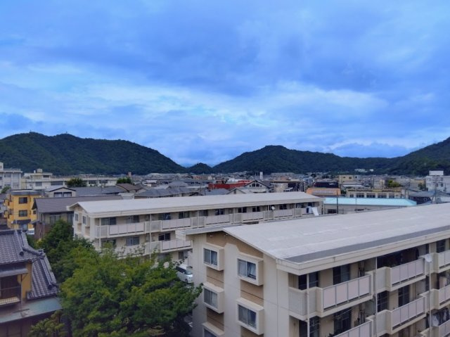 視界を遮る高い建物がなく、心地よい風が吹き抜けるバルコニ－です。緑豊かな山々を望む開放的な眺望が魅力です。