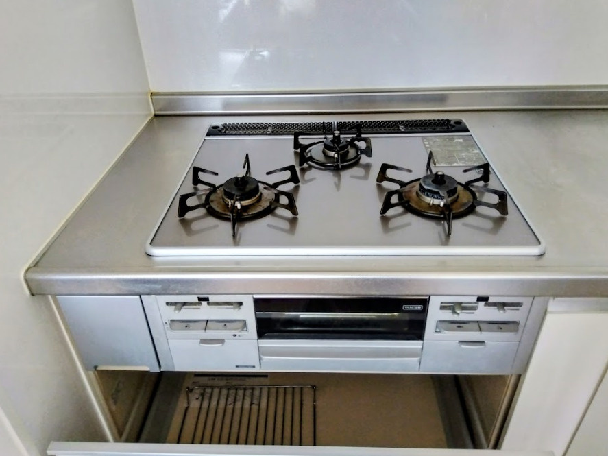 同時調理に便利な3口コンロです。お掃除しやすいフラットな天板で、日々のお手入れも楽々です。