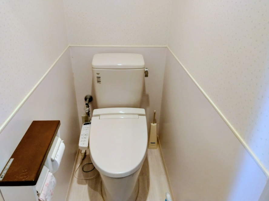 白を基調とした清潔感あるトイレです。温水洗浄便座や小物が置ける便利なペ－パ－ホルダ－付きです。