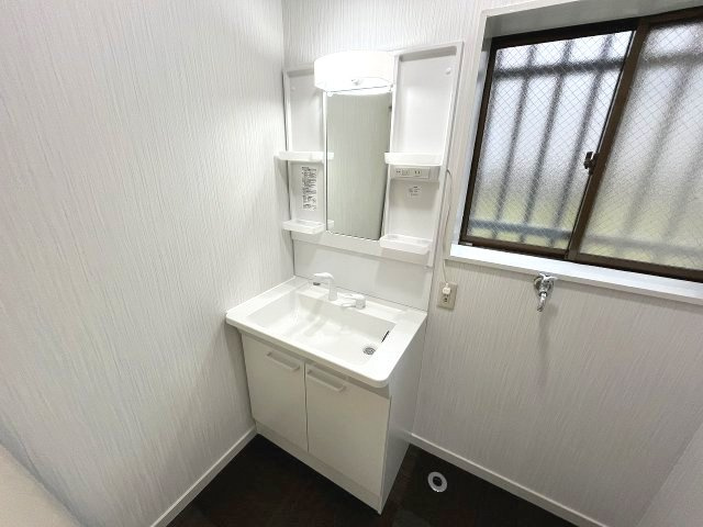 明るい照明と清潔感のある洗面台。朝の準備から一日の終りまで心地よくお使いいただけます。