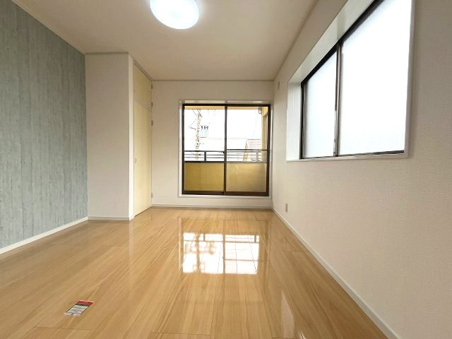 2つの窓から自然光が入り込むため部屋全体が明るく開放感があります。