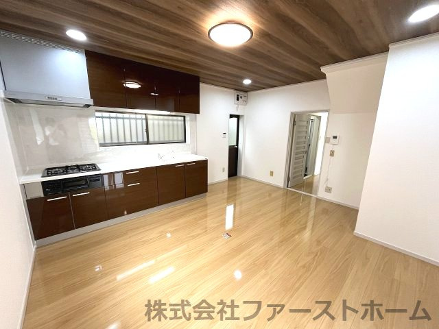 白い壁は光を反射し部屋を明るく見せます。どんな色とも合わせやすいのでインテリアのコーディネートの幅も広がります。