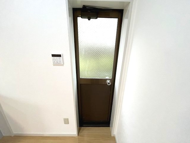 ゴミ出しの際に便利な勝手口！