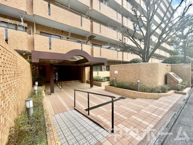 【エントランス】マンションのエントランスは、その物件の印象を決める、顔とも言える場所です。毎日通る場所ですからきれいなのが一番です。エントランス内はオートロックですので暮らしの安全も確保されています。