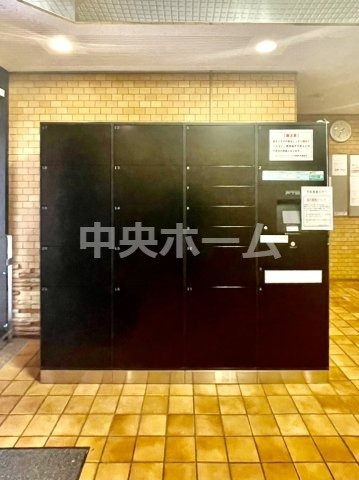 【宅配ボックス】在宅時・不在時に関わらず、居住者の代わりに非対面で宅配物を受け取ってくれる便利な設備です。わかりやすくご説明致しますので見学時にはお部屋だけではなく共用部分もぜひチェックしてください。