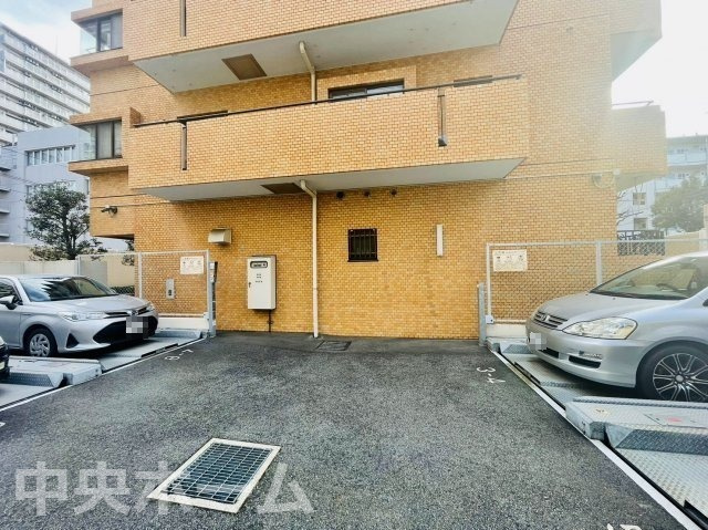 【敷地内駐車場】最新の空き状況や費用などの詳細は担当スタッフまでお問い合わせください。
