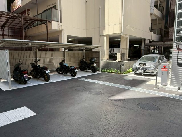 【バイク置き場】屋根・壁付きです！バイクは6台、ミニバイクは32台分の駐輪スペースがございます。