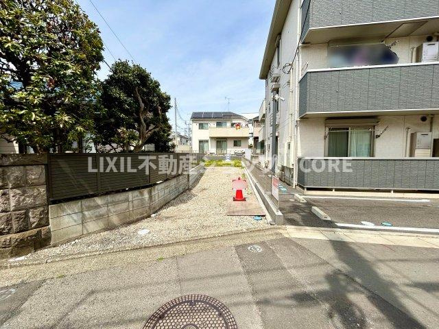 前面道路は、しっかり舗装されているので、ベビーカーや自転車で通っても快適に通行できます。
