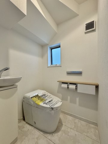 窓もあり清潔感のあるトイレです。