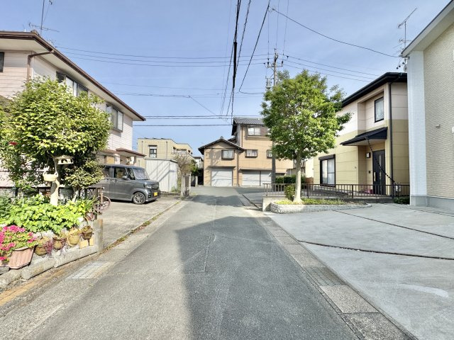 前面道路含む現地写真です。閑静な住宅地です。