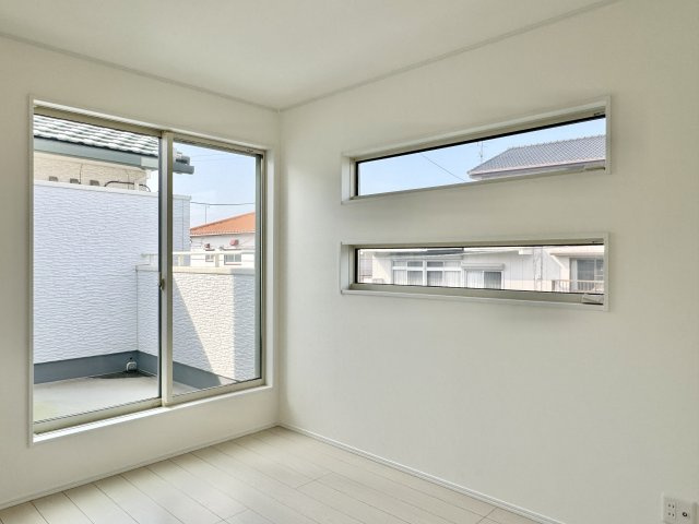 北側の洋室6.05帖。バルコニーに面して明るいお部屋です。