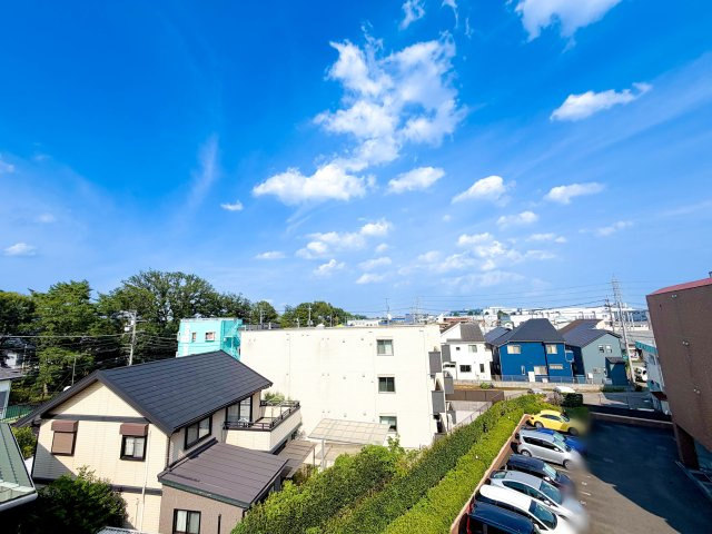 東側のバルコニーからの眺望になります