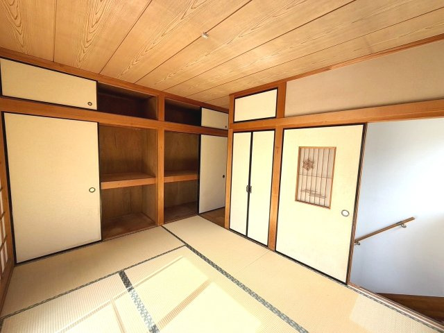 2階6帖和室、壁面には2間分の押入収納があります
