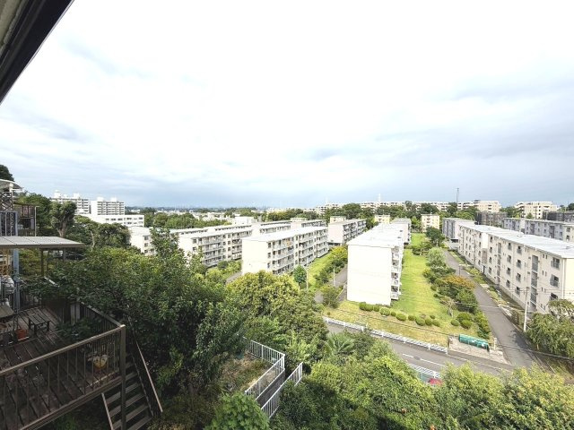 LDK東側からの眺望、竹山団地を一望できます