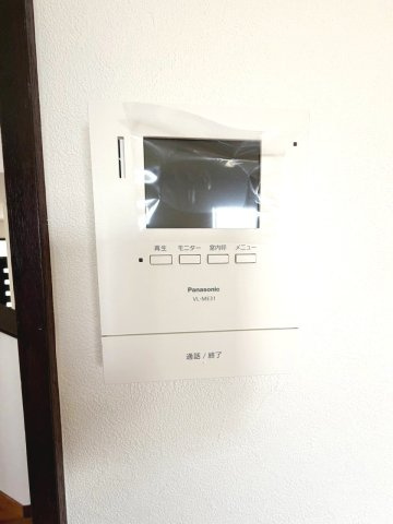 モニター付きインターホンを備え、来訪者を確認してから応対できる安心感のある設備です