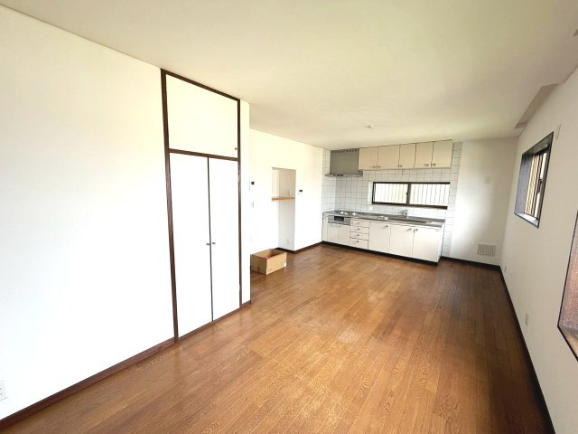 LDKには物入を備え、キッチン前の窓から自然光が差し込み居心地よく過ごせます。