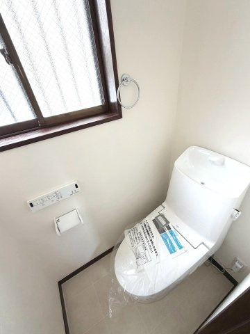 温水洗浄便座付きトイレは窓を備えた換気しやすい設計で、清潔感を保ちやすく気持ちよく使えます