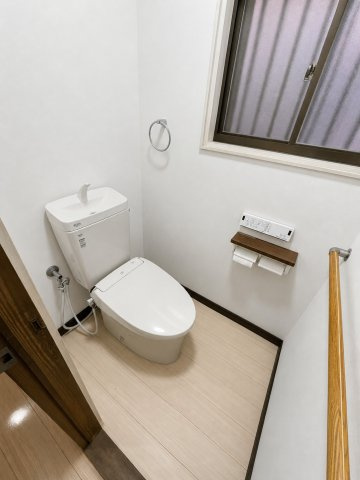 落ち着いた色調のトイレです