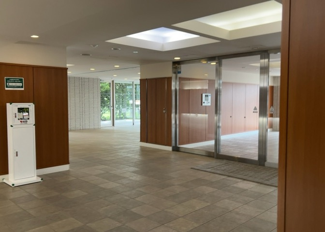 ロビーというと、エントランスと何がちがうの？と思いますよね。実はロビーとエントランスには明確な決まりはありません。物件によっては、エントランスを入って広がるある程度の広さのある空間がロビーとなります。