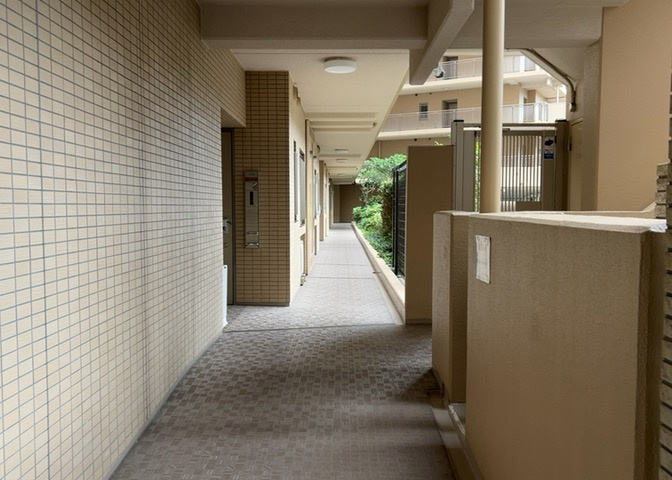 共用部分は、一棟の建物に住む区分所有者全員が共同で所有するとし、共用部分の管理、補修などは、区分所有者で形成される管理組合が行います。個人の判断で勝手に変更することはできませんので覚えておきましょう。