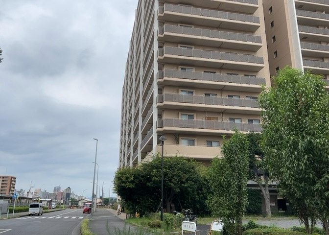 隣家の土地はどうなっているのか、生活利便施設が近くにあるのか、学校まで近いかなど、お客様のライフスタイルにあわせたイメージが重要です。また、近くにあると困る施設が近くにないかも確認するといいでしょう。