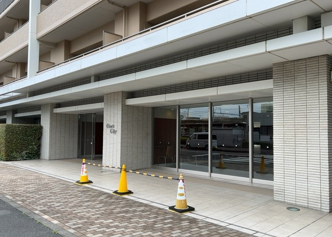 道幅が広い場所は日当たりや風通が良好です。幅が広いのですれ違いも可能ですし大きな車でも駐車可能！一方で、大型車が通ることも多くなるため交通量の増加により騒音に繋がります。また土地の値段が高くなります。